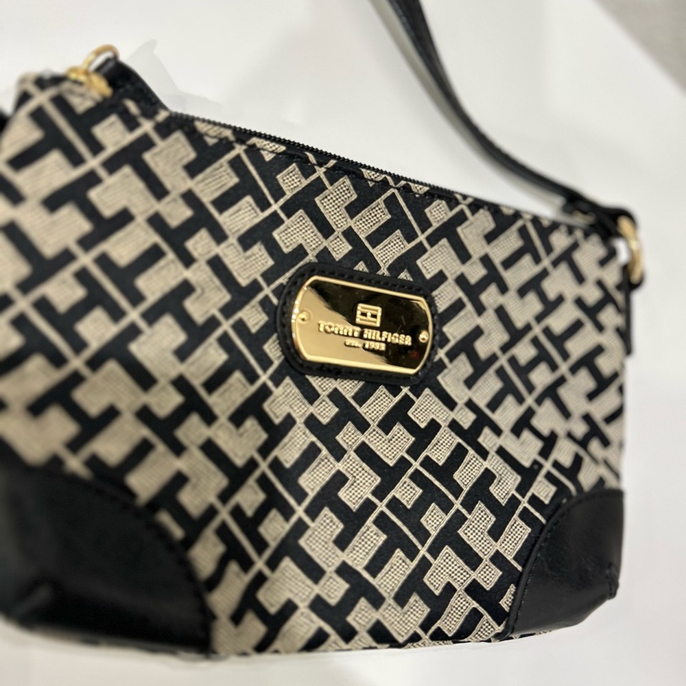 Tommy Hilfiger Crossbody wallet 💕 - Picture 4 of 5